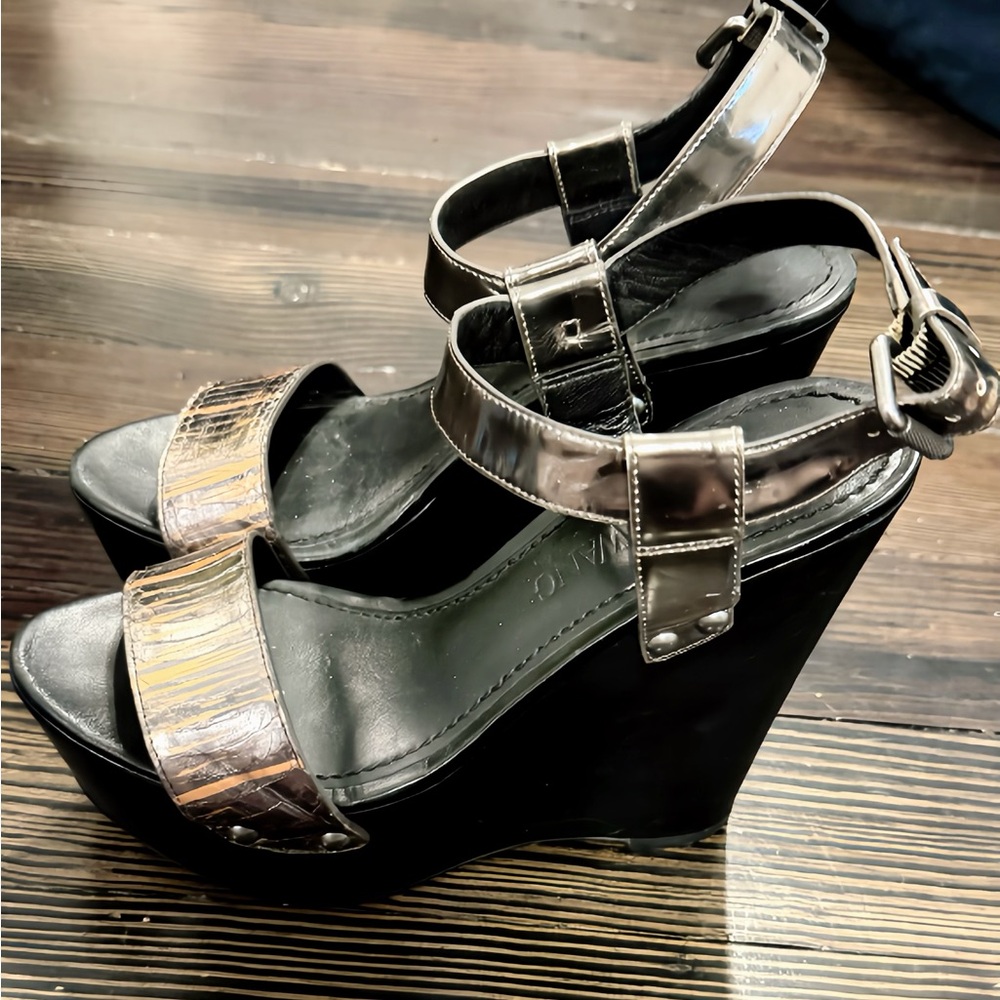 Vera Wang Wedges